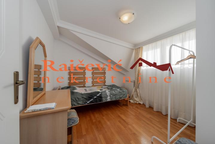 SAVSKI VENAC DEDINJE 135m2 , T , 375000e