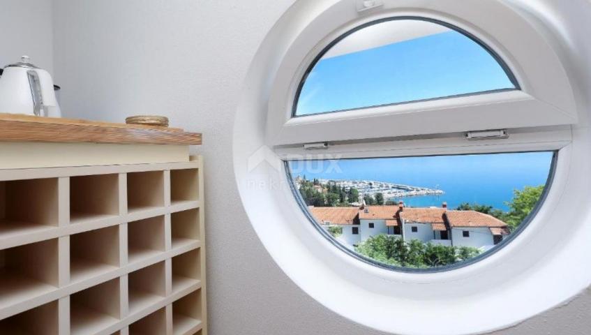 OPATIJA, IČIĆI – ausgezeichnete größere Wohnung in einem neueren Gebäude mit Pool, Meerblick und Gar