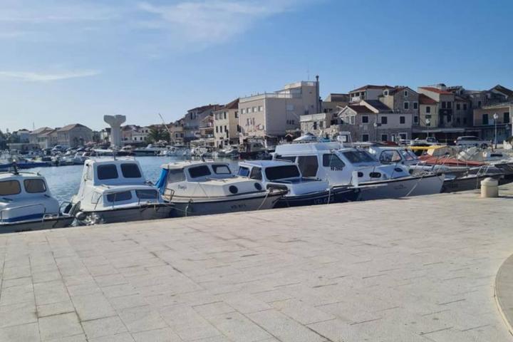 Vodice, atraktivan ugostiteljski objekt na plaži NKP 67 m2 na parceli od 800 m2