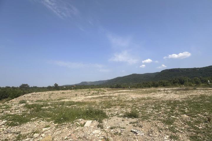 Istra, Ročko Polje, građevinsko zemljište 15852m2 u industrijskoj zoni