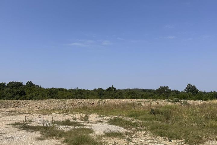 Istra, Ročko Polje, građevinsko zemljište 15852m2 u industrijskoj zoni