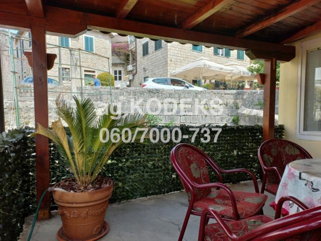 Haus: HERCEG NOVI 130 m², Keller + PR + 1, Hof 114 m² 360.000 € (2.770 €/m²)