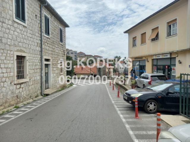 Haus: HERCEG NOVI 130 m², Keller + PR + 1, Hof 114 m² 360.000 € (2.770 €/m²)