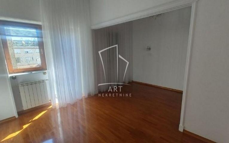 Centar, pešačka zona, mereno 140m2 ID#8256