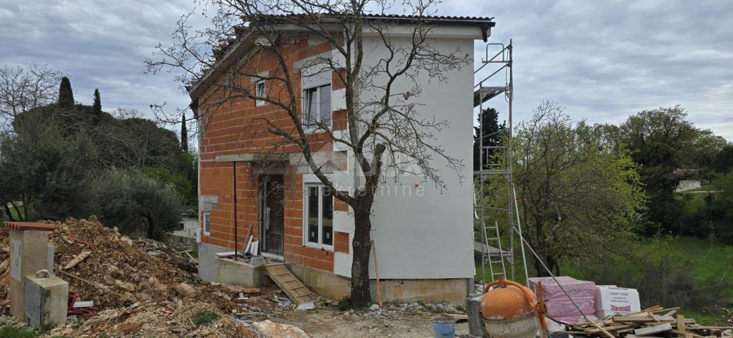 ISTRA, KRNICA - Kuća s bazenom u blizini mora, s velikom okućnicom