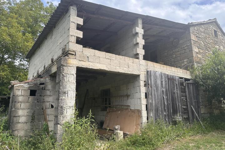 Istra, Zrenj, stara kamena kuća s građevinskim zemljištem 1190m2