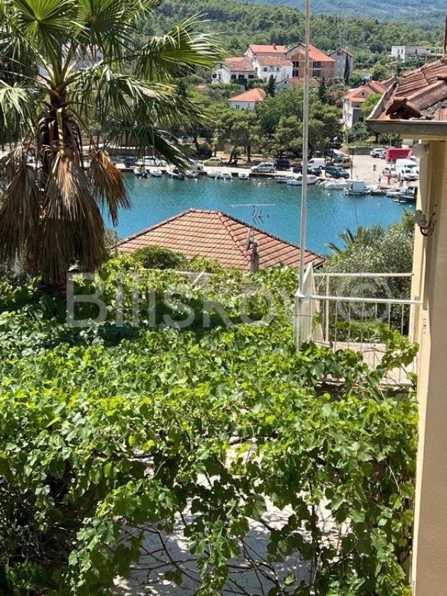 Hvar, Vrboska, kuća sa 3 stambene jedinice, 3 red od mora, bazen