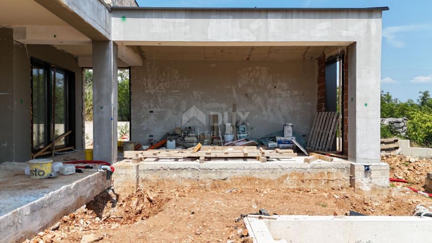 INSEL KRK, im Landesinneren - Luxushaus mit Pool im Bau