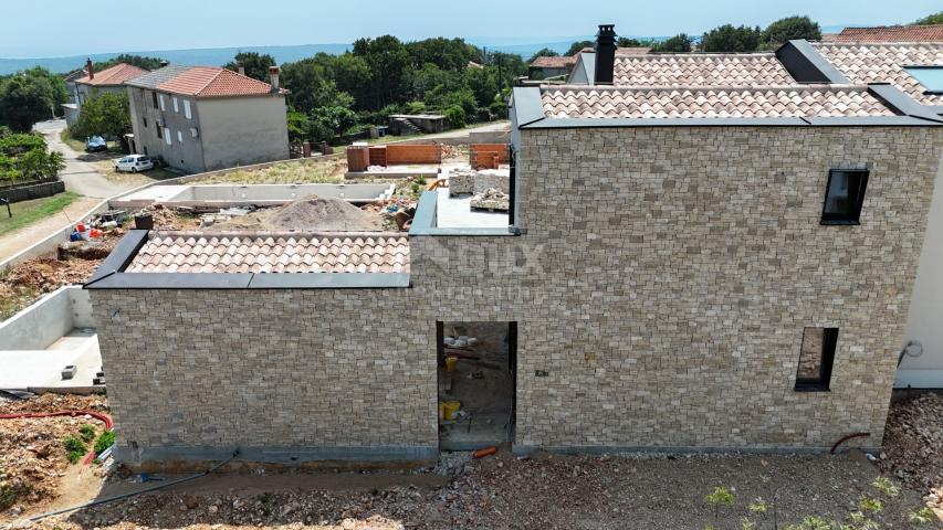 INSEL KRK, im Landesinneren - Luxushaus mit Pool im Bau