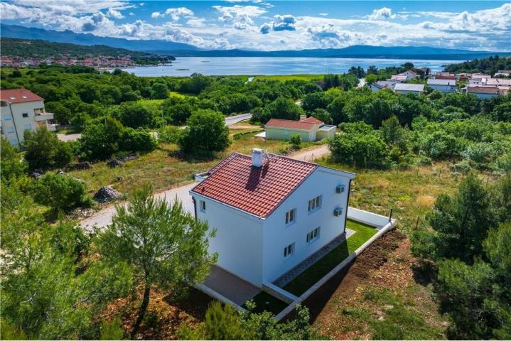 POSEDARJE, APARTMAN U PRIZEMLJU 89m2 S VRTOM 130m2