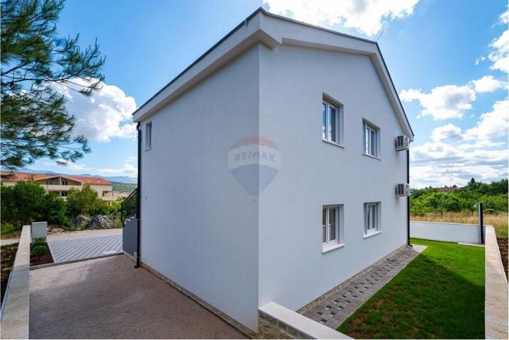 POSEDARJE, APARTMAN U PRIZEMLJU 89m2 S VRTOM 130m2