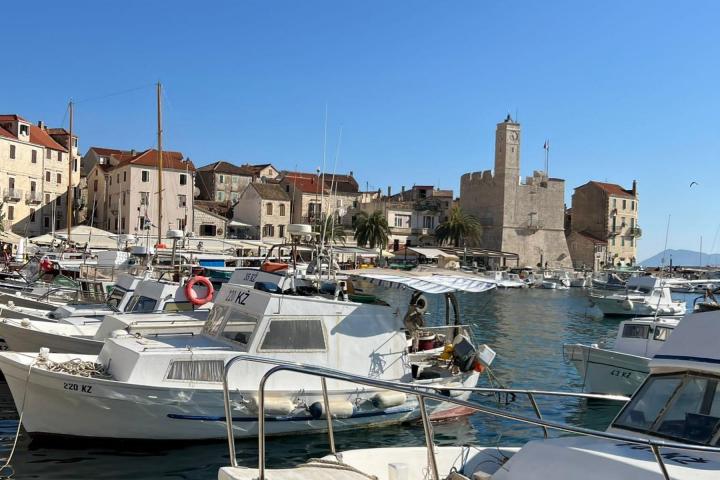 Vis, Komiža, atraktivno građevinsko zemljište s pogledom, 500 m2