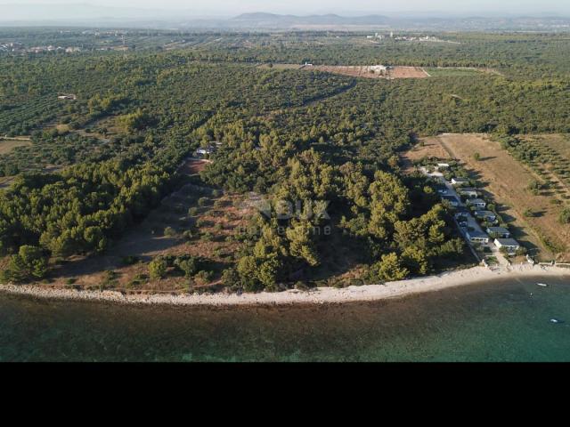 BIOGRAD NA MORU - Prostrano zemljište za izgradnju hotela ili kampa