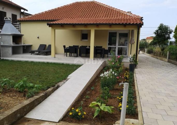 ZADAR, PRIVLAKA - A beautiful house with a large garden and an olive grove