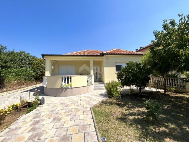 ZADAR, PRIVLAKA - A beautiful house with a large garden and an olive grove