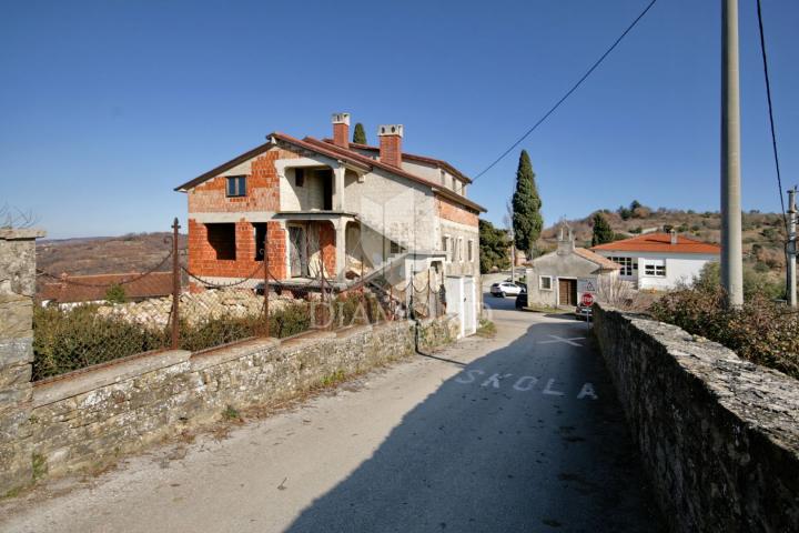 Momjan, ein außergewöhnliches Haus mit einer wunderschönen Aussicht!