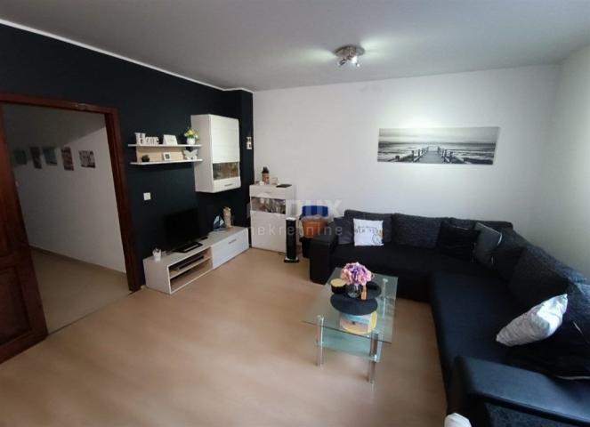 MATULJI - 2BR + DB in einem neueren Gebäude mit Parkplatz in ruhiger Lage