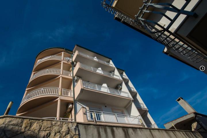 Omiš, Lokva Rogoznica, hotel-pansion, ukupno NKP 825 m2