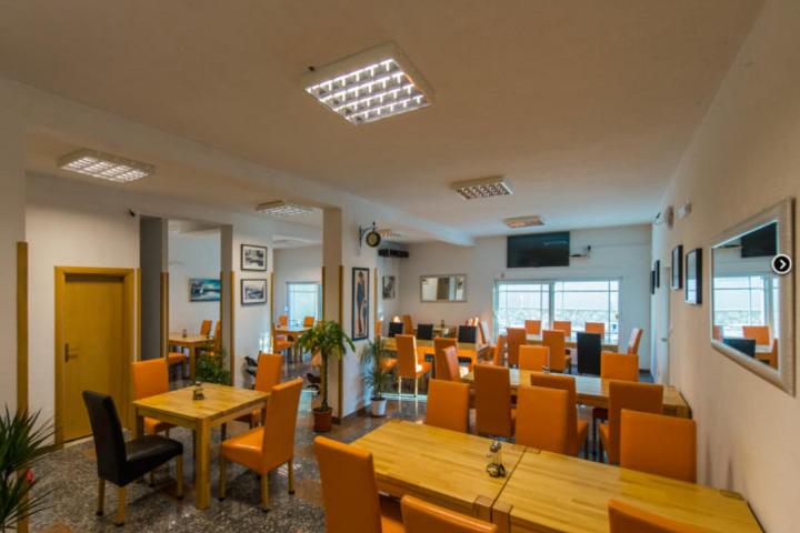 Omiš, Lokva Rogoznica, hotel-pansion, ukupno NKP 825 m2