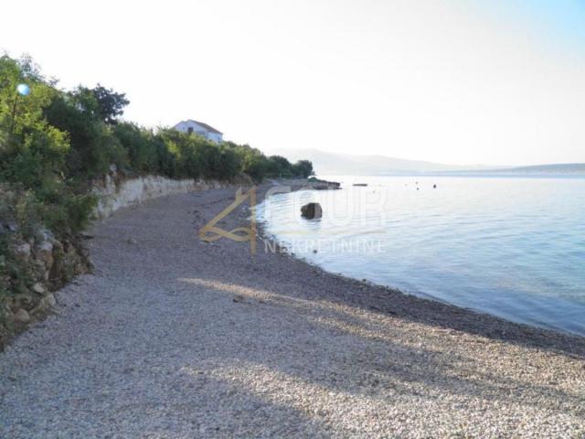 Dalmacija, Maslenica, dio kuće - 2 stana, okućnica, bazen na korištenje