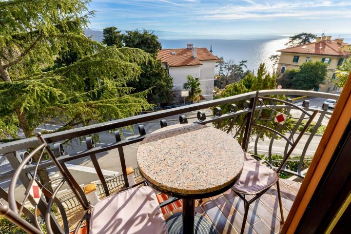 Opatija, kuća s 3 stana, NKP260m2, vrt, 200m od mora