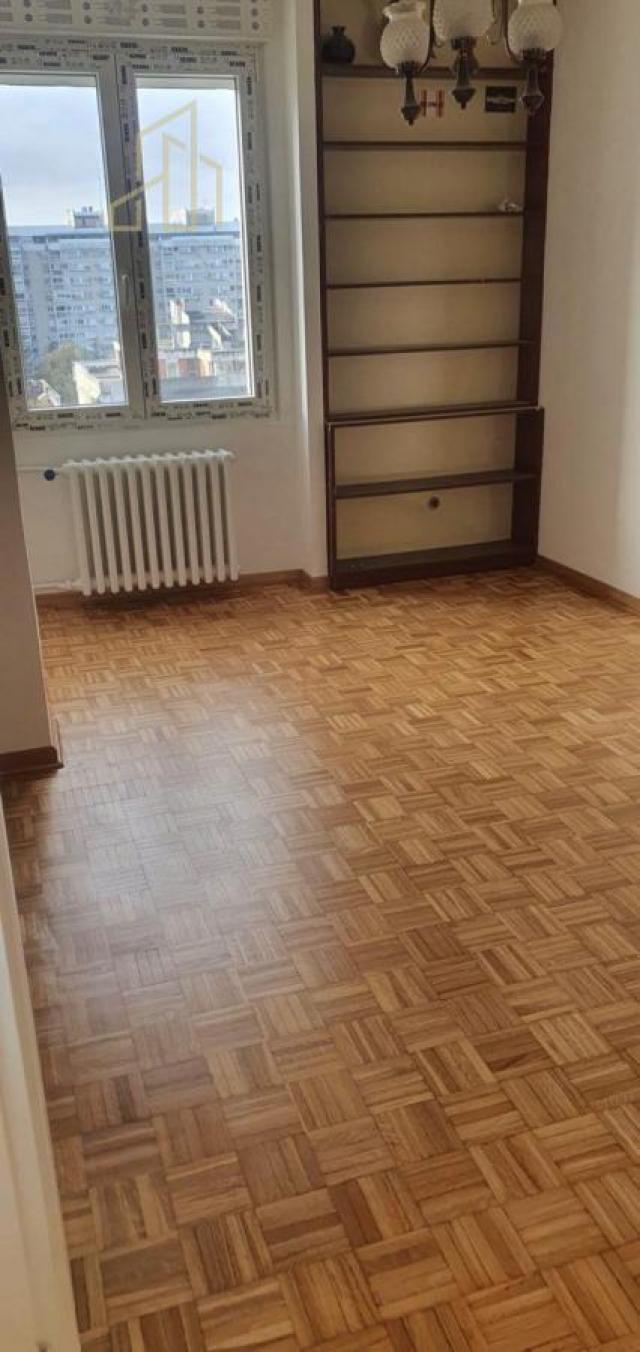 Renoviran 4. 0 stan na odličnoj lokaciji - Blok 30, Novi Beograd