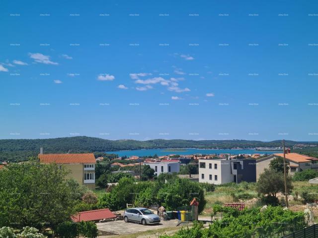 Kuća Prodaja nove kuće sa bazenom. Na kući se rade završni radovi. 