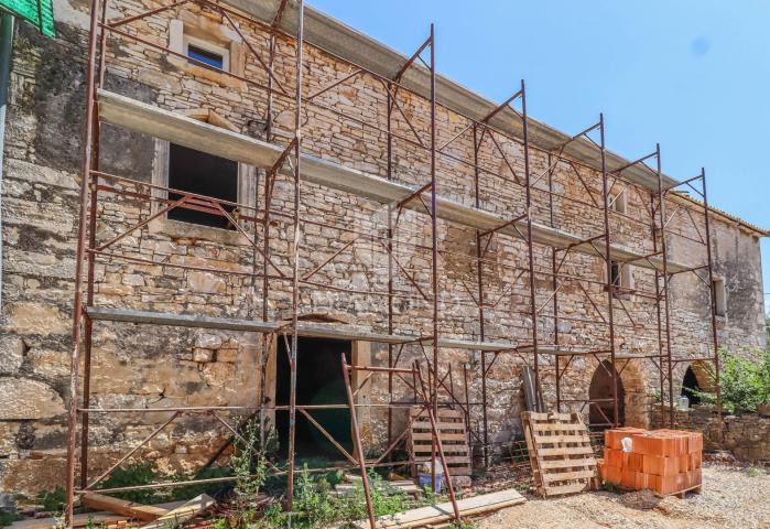 Gelegenheit! Steinhaus zur Anpassung in der Nähe von Buje!