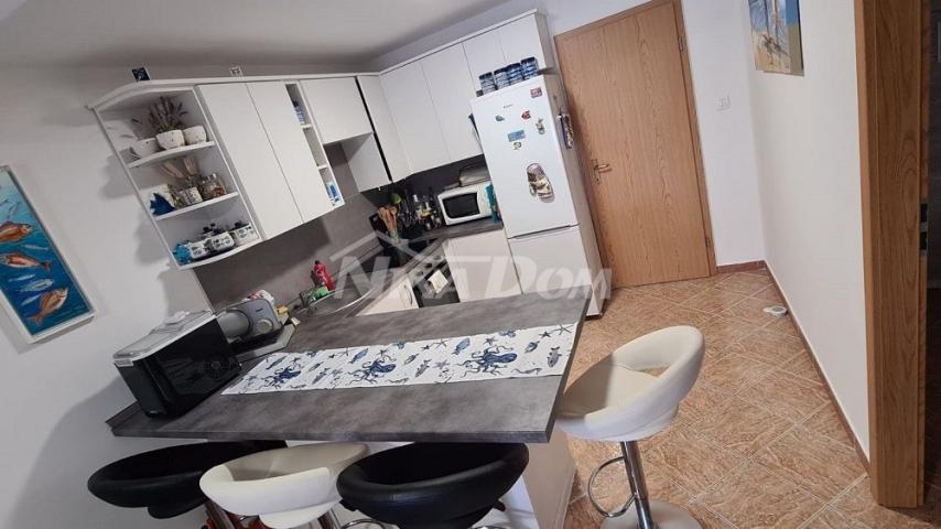 Apartman u prizemlju 100 metara do mora. 