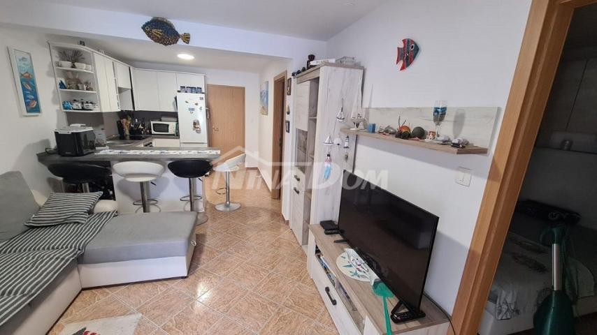 Apartman u prizemlju 100 metara do mora. 