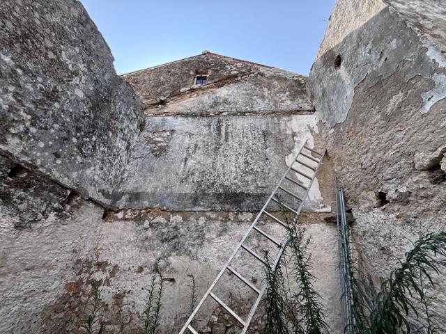 UGLJAN, POLJANA - Stone house for adaptation near the sea