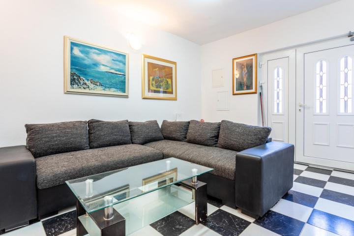 Hvar, Bogomolje, kuća s 11 apartmana prvi red uz more, NKP 550 m2