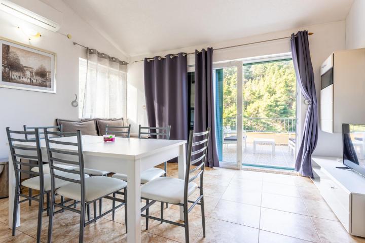 Hvar, Bogomolje, kuća s 11 apartmana prvi red uz more, NKP 550 m2