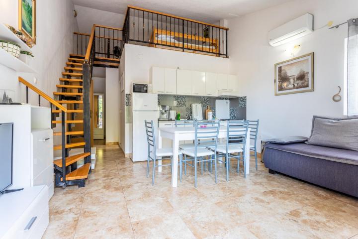 Hvar, Bogomolje, kuća s 11 apartmana prvi red uz more, NKP 550 m2