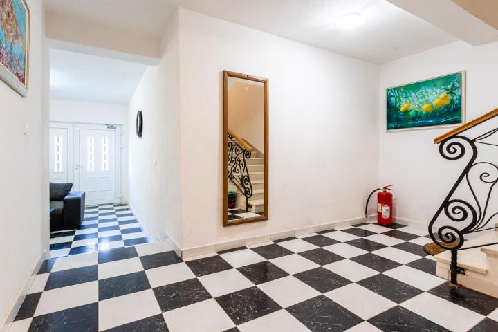 Hvar, Bogomolje, kuća s 11 apartmana prvi red uz more, NKP 550 m2