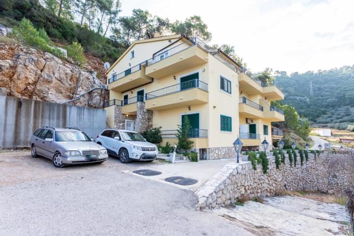 Hvar, Bogomolje, kuća s 11 apartmana prvi red uz more, NKP 550 m2