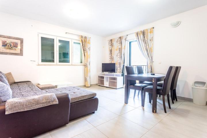 Hvar, Bogomolje, kuća s 11 apartmana prvi red uz more, NKP 550 m2