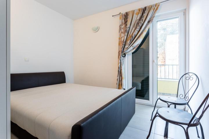 Hvar, Bogomolje, kuća s 11 apartmana prvi red uz more, NKP 550 m2