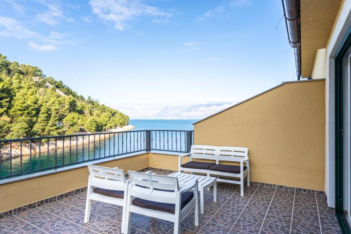 Hvar, Bogomolje, kuća s 11 apartmana prvi red uz more, NKP 550 m2