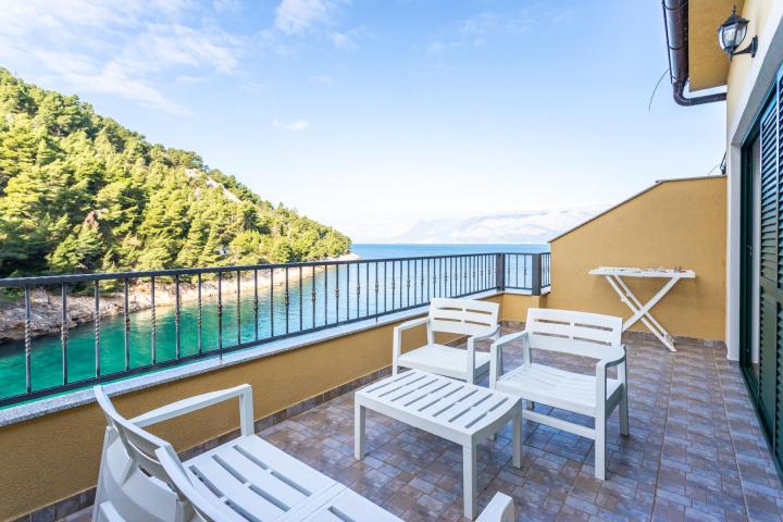 Hvar, Bogomolje, kuća s 11 apartmana prvi red uz more, NKP 550 m2