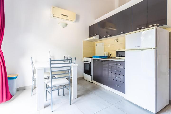 Hvar, Bogomolje, kuća s 11 apartmana prvi red uz more, NKP 550 m2