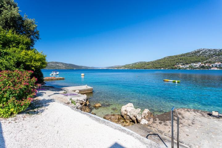 Trogir, Seget Vranjica prekrasna kuća prvi red do mora