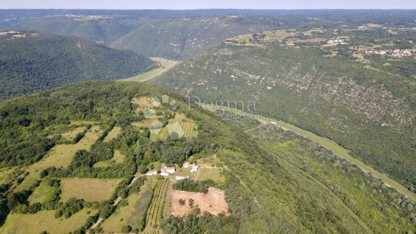 EKSKLUZIVNO!!!  Prekrasno poljoprivredno zemljište na vrhu brda!