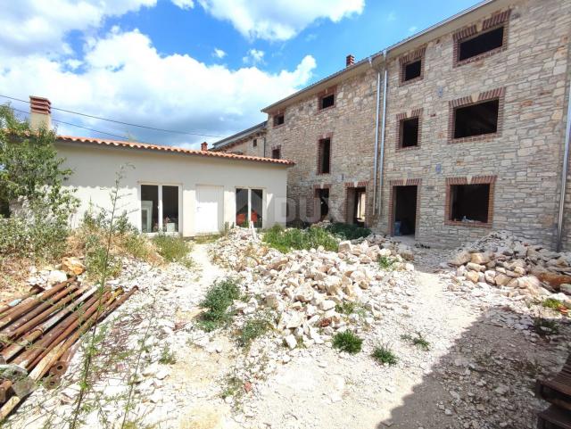 ISTRIA, JURŠIĆI - Stone house with pool + apartment, TURNKEY