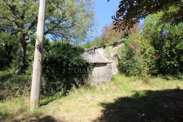 Kršan, Umgebung, freistehendes Steinhaus zur Anpassung