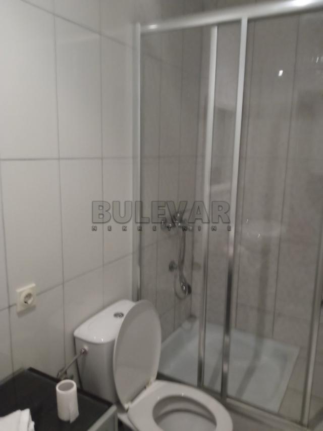 Stambeno poslovni prostor u Kragujevcu, centar, površina 74 m2, dva ulaza, 