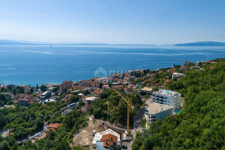 OPATIJA, CENTAR - moderan stan u novogradnji s pogledom na more, zajednički bazen, garaža 