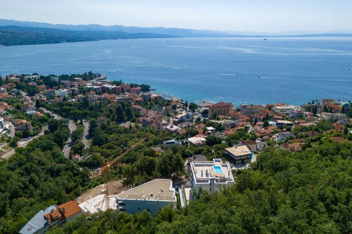 OPATIJA, CENTAR - prekrasan stan u novogradnji s pogledom na more, zajednički bazen, garaža 