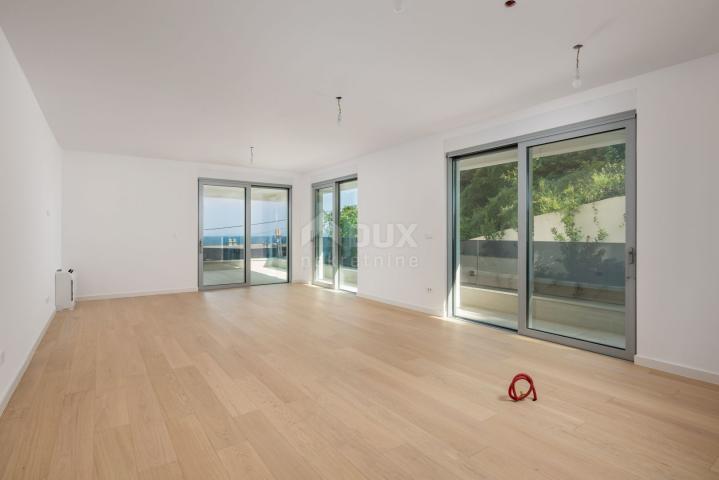 OPATIJA, CENTER - apartment in a superb new building with sea view, shared pool, garage