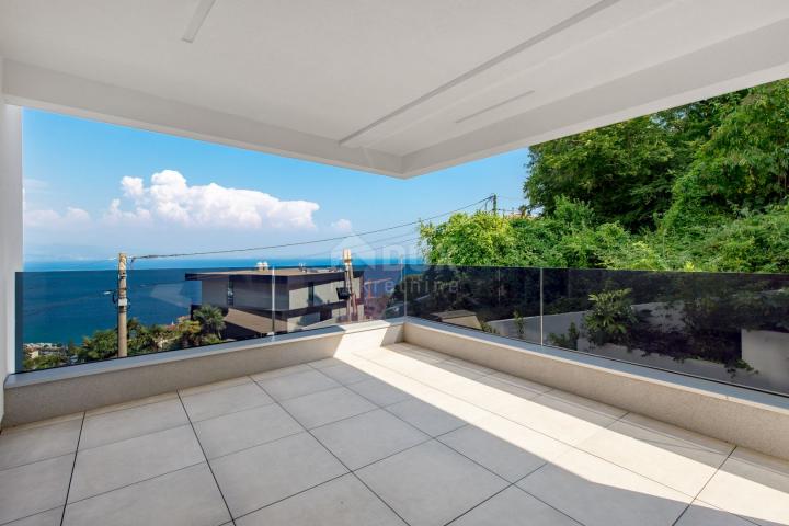 OPATIJA, CENTER - apartment in a superb new building with sea view, shared pool, garage